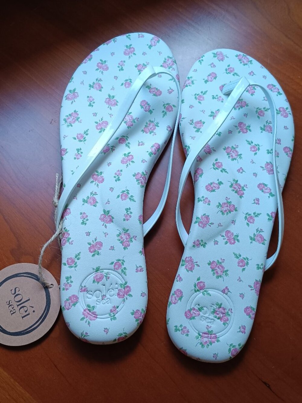 NWT Solei Sea Indie Thong White Patent with Pink Flower Insole Sandal Size 10